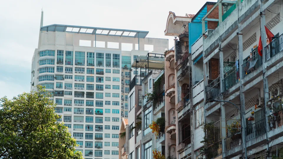 Khách nhận chìa khóa nhà mới